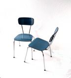 Twee fifties eetkamerstoelen in blauw